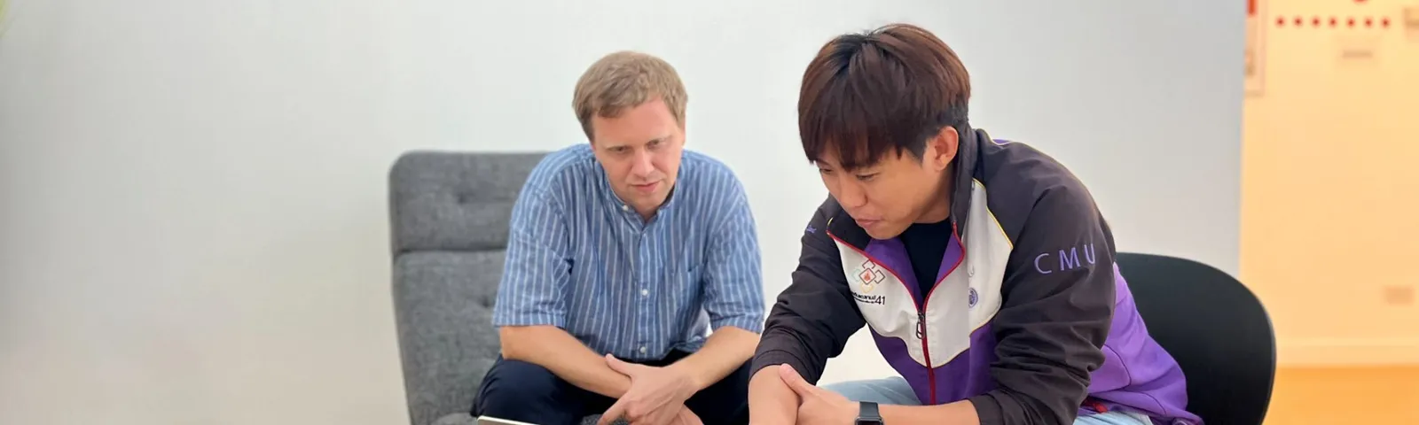 An Azendo Talent Success Manager working with a specialist